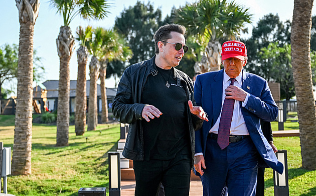 Trump a Musk jsou zase zadobře. Spojily je volby, peníze i miliardové smlouvy