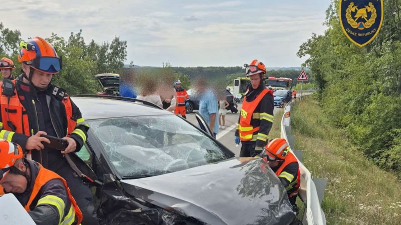 Vážná nehoda v Otrokovicích: Zranili se čtyři lidé, dva z nich zůstali v autě zaklíněni