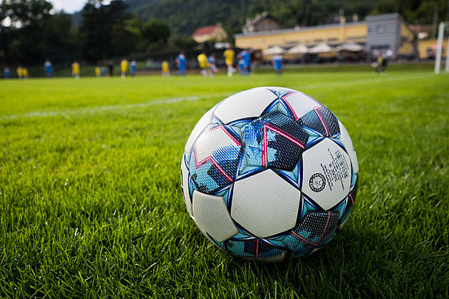 Hitlerův knírek z prstů, hajlování. Za oslavu gólu dostal fotbalista stopku na rok
