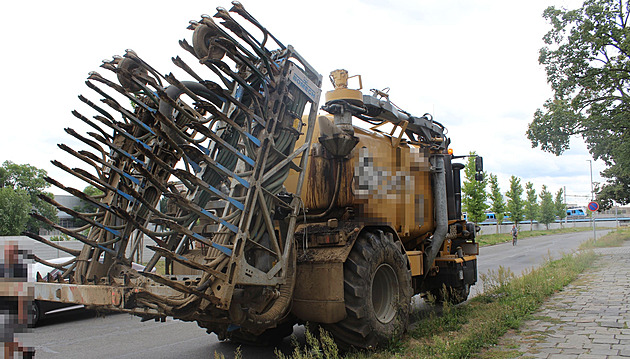 Traktorista omylem rozložil ramena stroje na hnojení, žena s dítětem utrpěly zranění