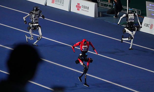 OBRAZEM: Humanoid na robotí olympiádě porazil Usaina Bolta, z dalšího létaly jiskry
