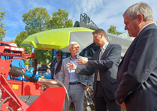 Běžné zemědělství se stává vědou, řekl Pavel na Živitelce. Usedl i do traktoru