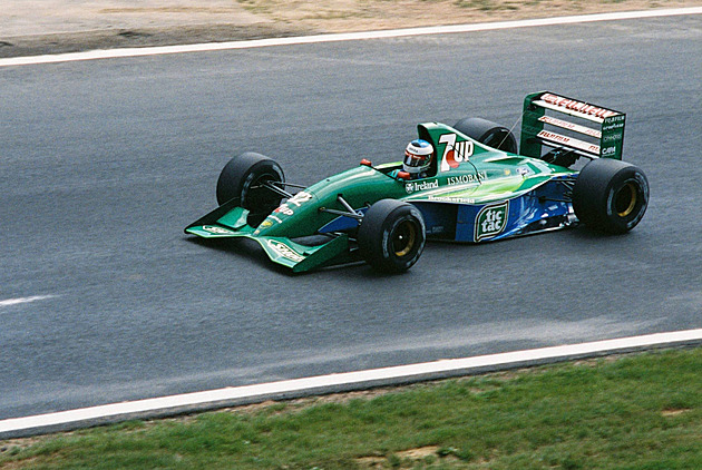 Poprvé v F1. Díky zatčení i lži. Schumacher udivil, moc tlačil a vypekl tým v potížích