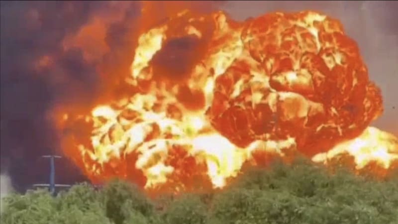 Mohutný úder v Rusku: V plamenech je druhá největší rafinerie, exploze hlásí i letiště