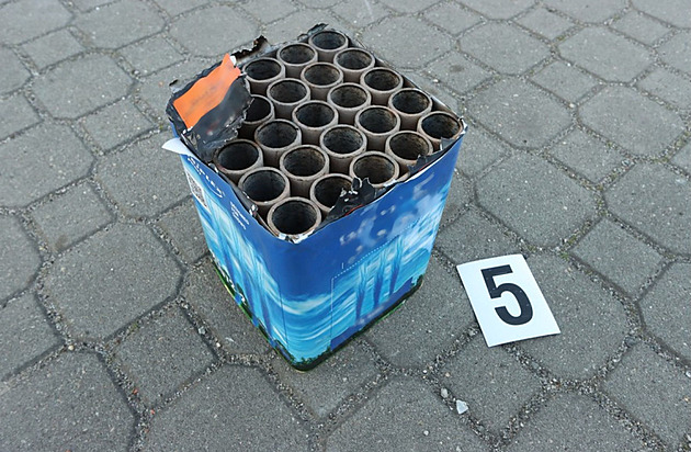 Pyrotechnika odpálená v davu baníkovců zranila pět lidí, policie stíhá čtyři fanoušky