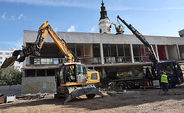 Stavbaři bourají druhou část Slezanky, okolní památky pohlídají senzory
