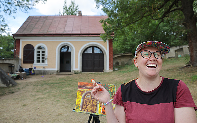 Díla na neobvyklé výstavě si výtvarnice sama hlídá, bydlí při tom v márnici