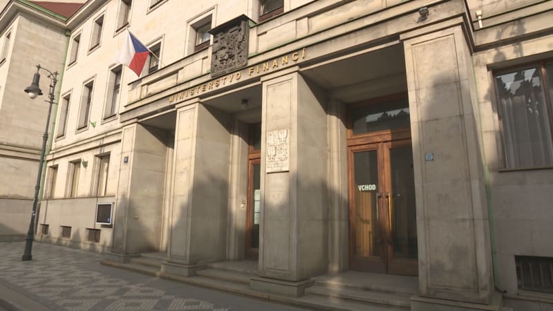 Schodek vzroste nejvíc od pandemie, uvádí rozpočtová rada. Nastínila i odhad do budoucna