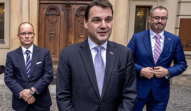 Macinka chce snížit schodek o 20 miliard. Schillerová mluví o jednotkách miliard