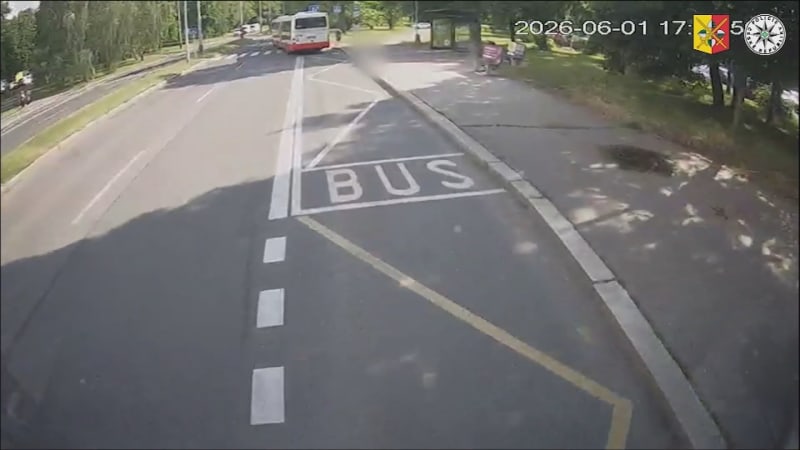 Řidič pražského autobusu přivřel ženu do dveří a vláčel ji po asfaltu. Hrůzu zachytila kamera