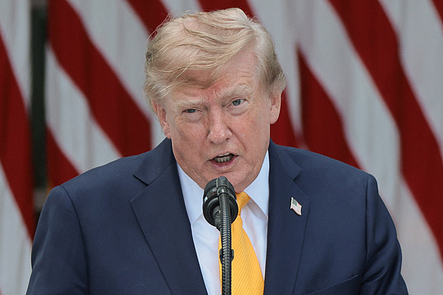 Proč Trumpovu daru pěti tisíc dolarů spíš nevěřit. Viceprezident Vance už hasí požár