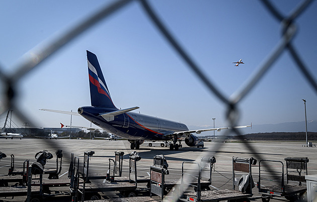 Ruský airbus už čtyři roky chátrá na letišti v Ženevě. Šíří se z něj nesnesitelný zápach