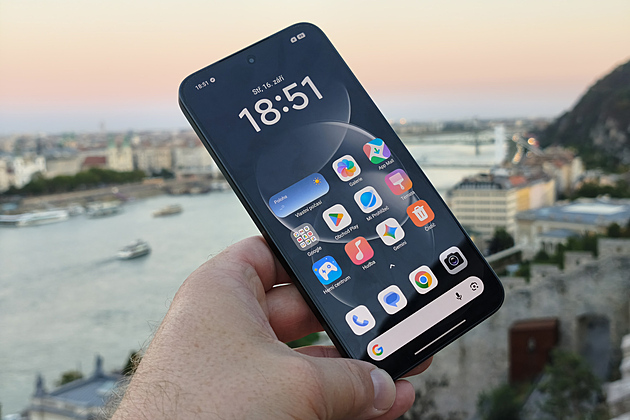 To je rekord, tak velkou baterii ještě běžný mobil neměl. A není to cihla