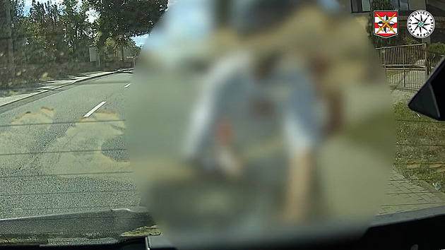 Motorka se řítila obcí stočtyřicítkou, spolujezdkyně měla cyklistickou přilbu