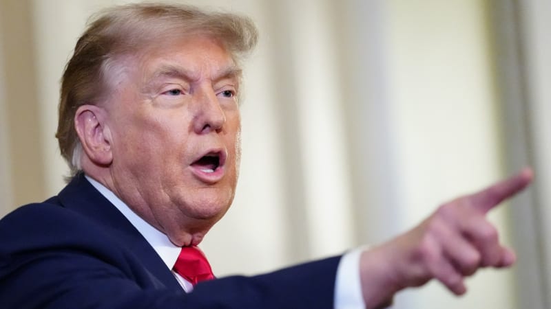 Trump splnil výhrůžku médiím: Policie nevpustila reportérku CNN do Bílého domu