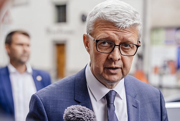Havlíček odmítá hon za procenty na obranu. Šetříte kosmeticky, řekl Jurečka