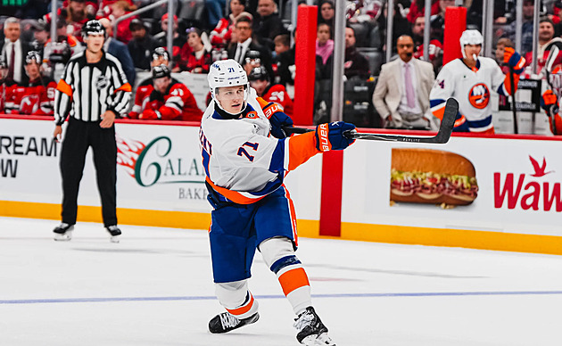 Dravecký oslnil debutem za Islanders. Vedl si skvěle, říkal kouč. Jak dlouho zůstane?