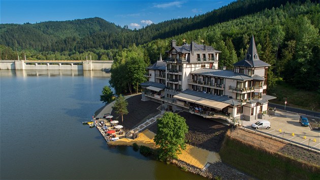 Sucho odhalilo historický most v přehradě Březová u Karlových Varů