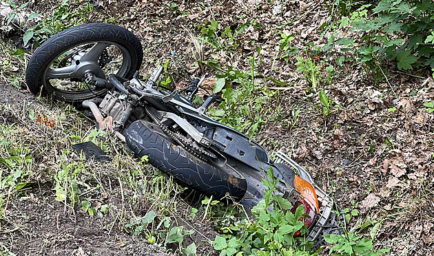 Motorkářka na Příbramsku sjela ze silnice a havarovala. Na místě zemřela