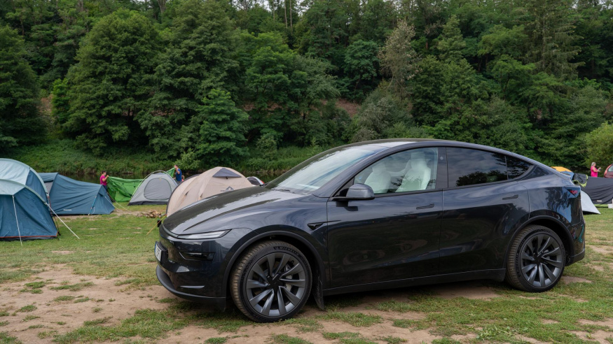 Tesla Model Y pro velkou rodinu? Sedmimístná verze je skvělá, ale pár kompromisů tu je [test]