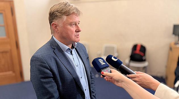 Výsledky voleb do Senátu: Sobotka obhájil, na Hradecku vítězí Dvořák a šéfka firmy Petrof