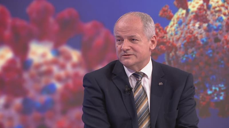 Covid tu stále je a bude velmi rychle mutovat, říká Prymula. Popsal, proč se o nemoci nemluví