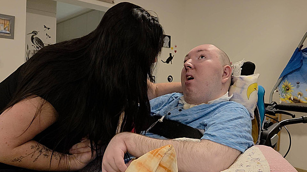 Přáli bychom si slyšet jeho hlas. Adamovi je osmnáct, roky už leží v bdělém kómatu