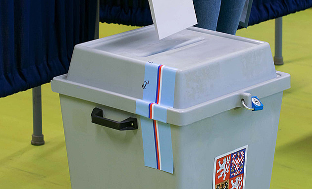 Volby 2026 ONLINE: Češi si vybírají senátory, účast dosahuje 15 až 25 procent