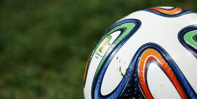 Budeme hrát, nebo ne? Rozhodčí kontroloval stav hřiště, míč mu uplaval