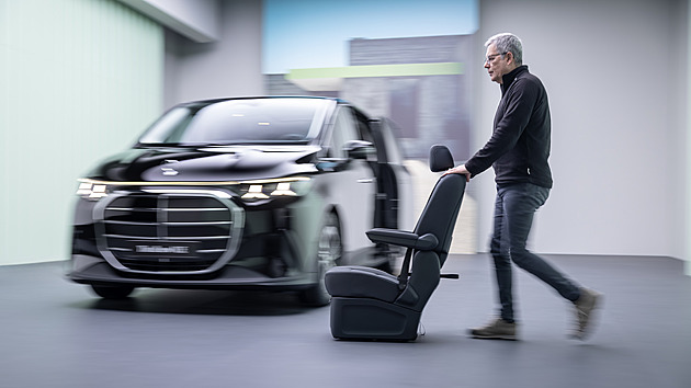 Bouračka na pařížském autosalonu. Dítě nastartovalo mercedes a rozjelo se