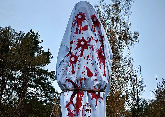 „Patří na smetiště dějin, ne na piedestal.“ Na Slovensku zakryli sochu Koněva