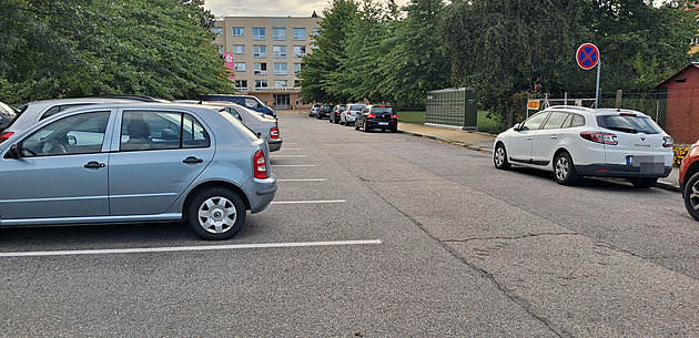 Univerzita přidá studentům parkovací místa. Situaci to nevyřeší, zoufají si místní