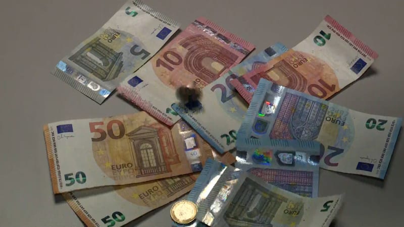Popelář v Plzni našel půl milionu. Peníze vyhodily dcery zemřelého muže