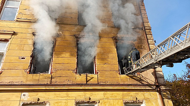Z bytu šlehaly plameny, šest lidí se nadýchalo kouře. Dům má problémovou minulost