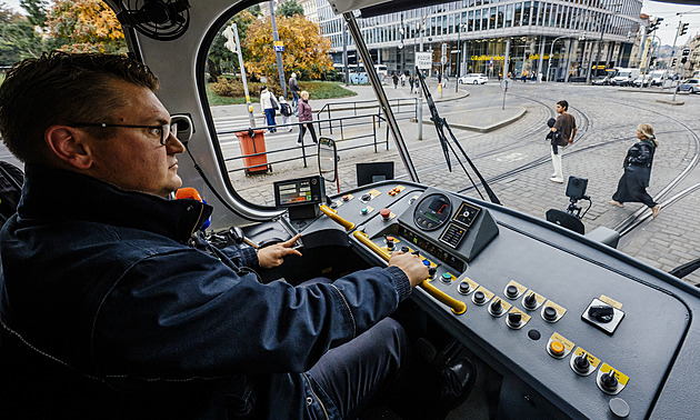Sluchátka, telefon, dělají pořád to samé. Řidič tramvaje o přebíhání chodců, brzdění i srážkách