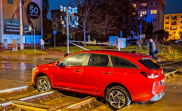 Něco jako Taxis. Řidiči přes zákaz vjíždějí na opravovaný přejezd a ničí si auta