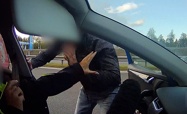 Případ útoku na řidičku na D6 se vrací k policii, žalobce má výhrady