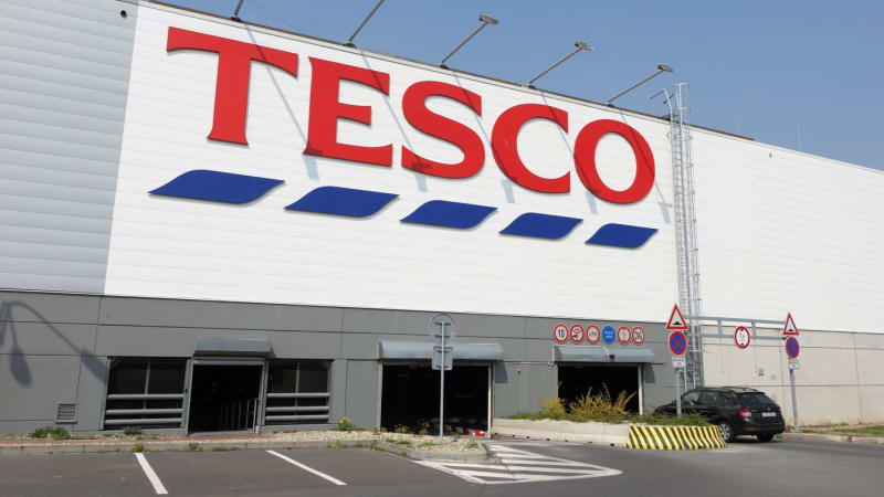 Tesco po 30 letech v Česku končí. Konkurenční řetězec za něj zaplatí přes 40 miliard korun